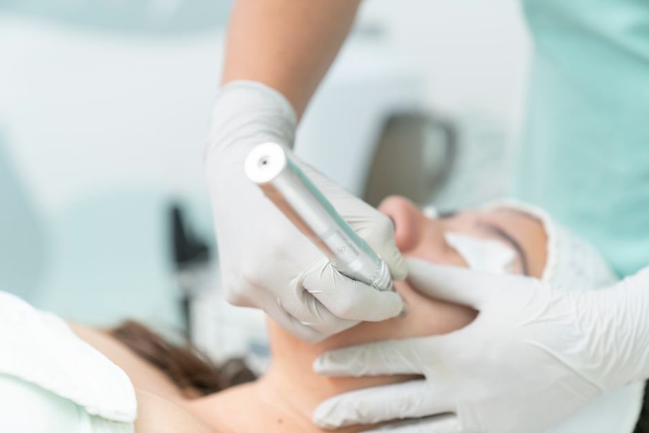 A skin treatment carried out with a handheld device in a clinic
